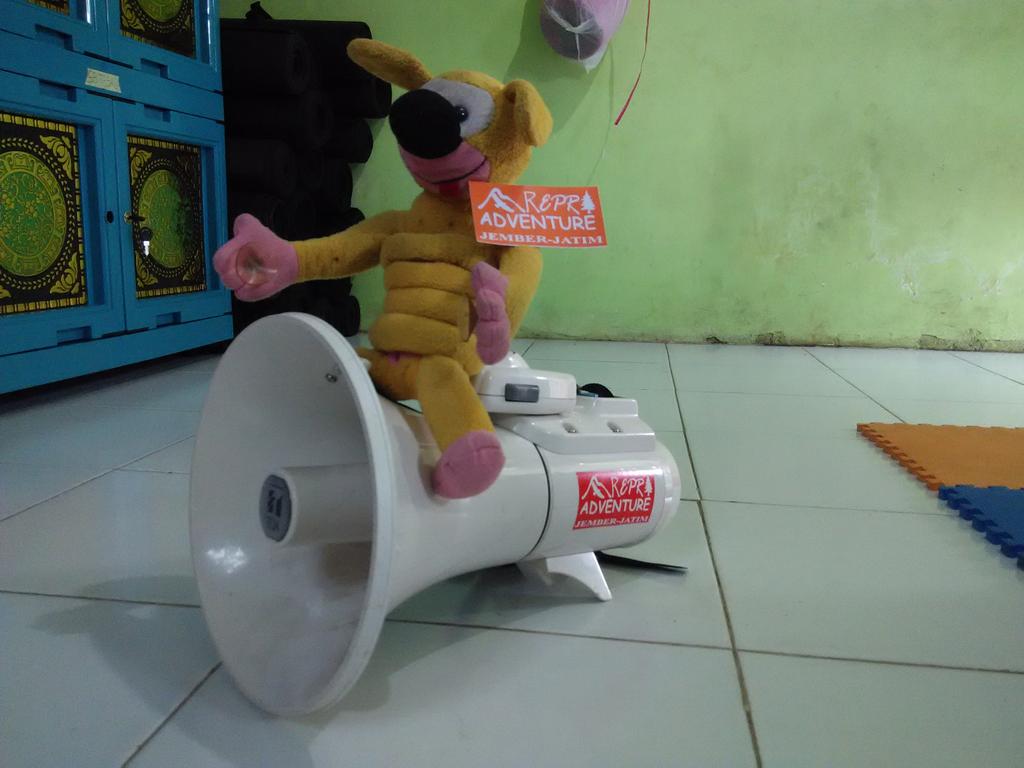 RezhaParafly's tweet photo. Sewa pengeras suara/megaphone/TOA 15K/hari.
08976363265
#sewatoa #sewaalatcamping #jember #jemberbanget #adventure http://t.co/mVFFKOubSc