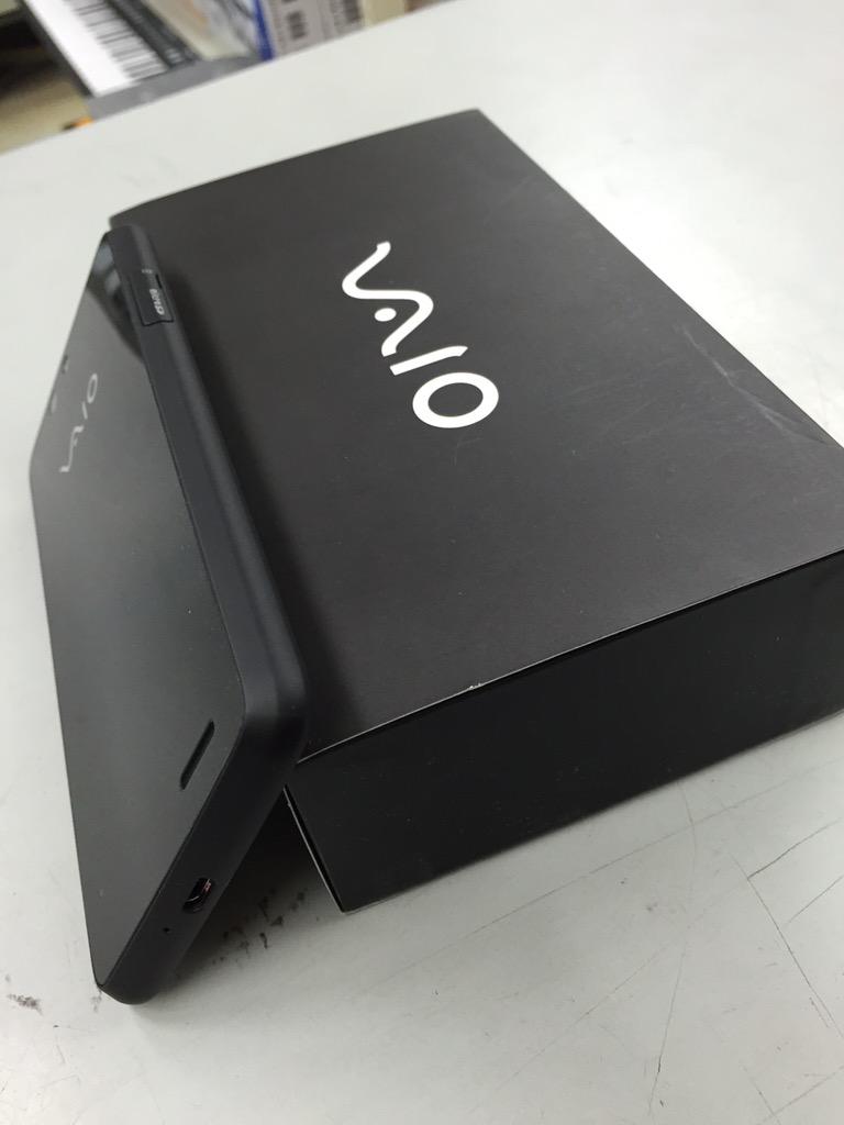 イオシスなんば店 On Twitter Vaio Phoneの中身 箱はシンプルなロゴだけです 付属品も取説 アダプタ ケーブルのみ 本体の質感は周囲がゴム的な物で裏面が鏡面仕様です 壁紙がvaioじゃなければ安価simフリー端末のようなデザインです Http T Co L4tzii8dmb