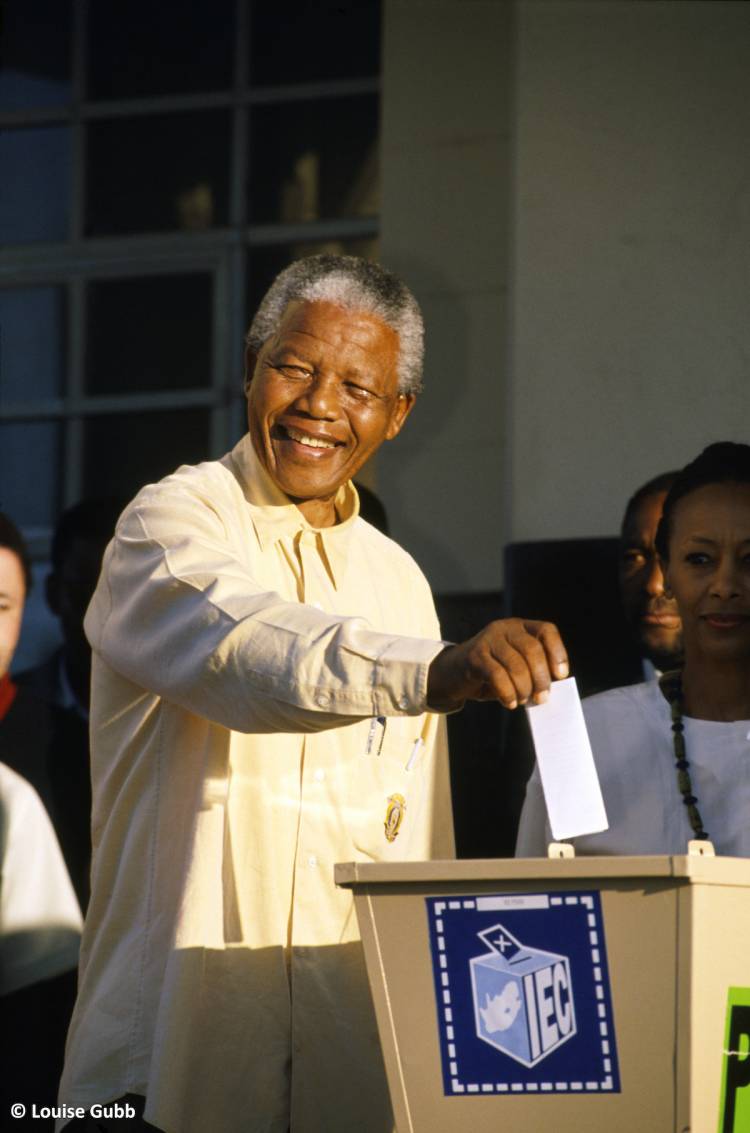 NelsonMandela's tweet photo. Today, 27 April 1994 #NelsonMandela votes for the first time in his life, at Ohlange High School in KwaZulu-Natal http://t.co/WmskthyxUS