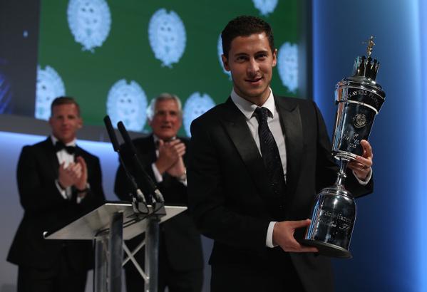#RETWEET Sebagai rasa bangga kalian terhadap Eden Hazard yang berhasil meraih gelar PFA Player of the year!