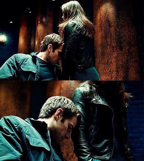 OrphanBlackBra's tweet photo. Bom dia só pra quem shippa Sarah com Paul #MilitaryPunk http://t.co/ZmiQXDhMKk