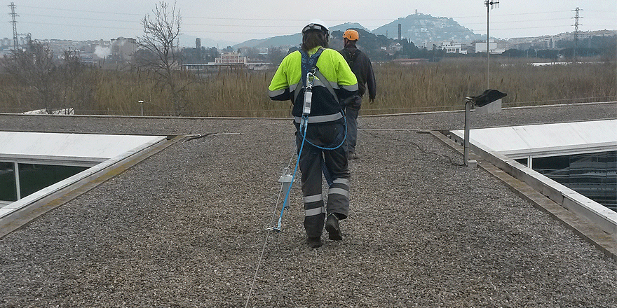 Veolia_Cat's tweet photo. Instal·lada una línia de vida a l'Estació de Tractament de #Palafolls per al manteniment de la coberta. #PRL http://t.co/6FiEIgKsor