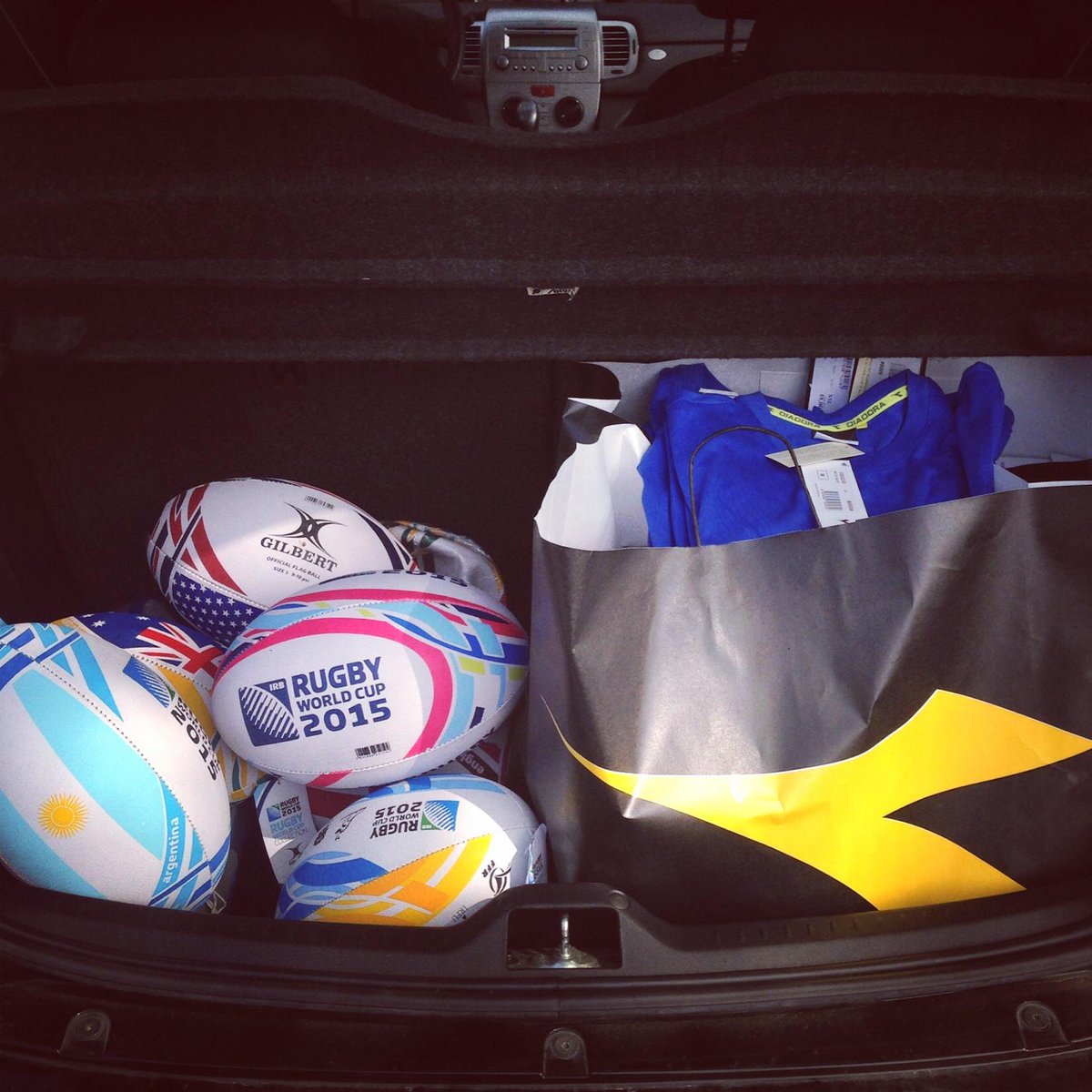 rugbyadventures's tweet photo. Grazie @GILBERT_RUGBY e @Diadoraofficial per i nuovissimi palloni e maglie per #unametapergianca #comingsoon #RWC2015 http://t.co/VHEG8EjURl