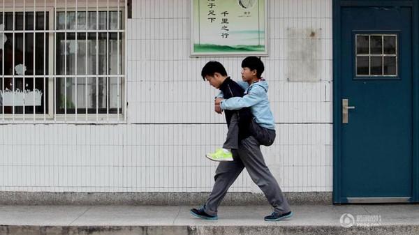 AlArabiya_Eng's tweet photo. ‘Beautiful student’ in #China carries disabled friend to class http://t.co/tBuLLrlM9i http://t.co/X4TPeKQLOM