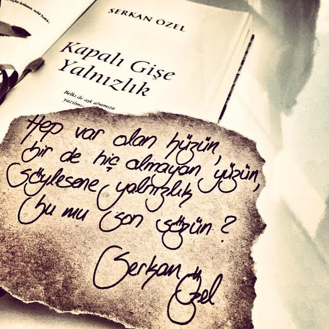 Hep var olan hüzün, 
bir de hiç olmayan yüzün,
söylesene yalnızlık 
bu mu son sözün? 

/Serkan Özel/