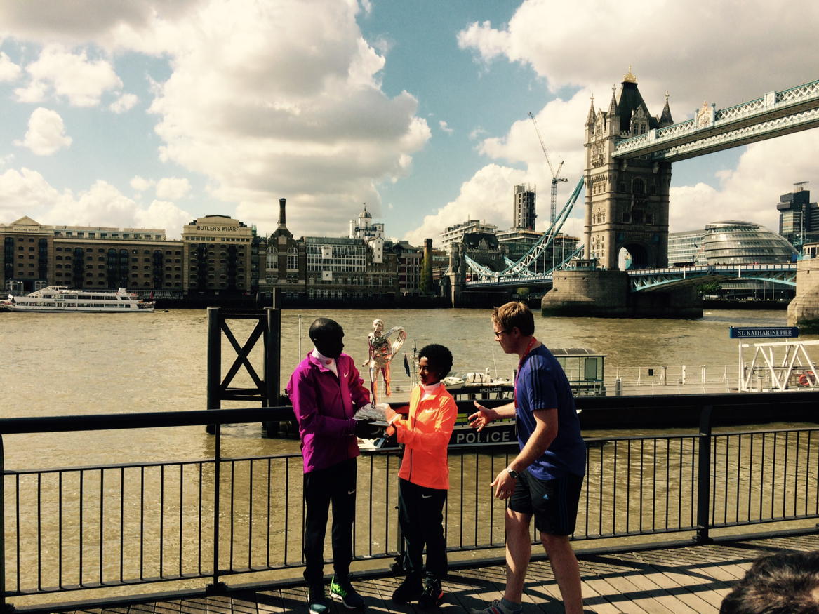 AndrewJNic's tweet photo. Don't drop it...our Graeme with the @VirginMoney #LondonMarathon winners http://t.co/d4APnJL3q8