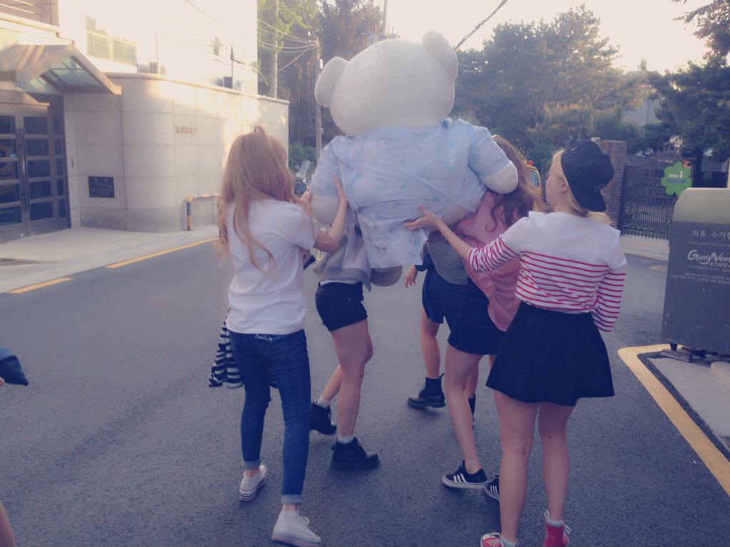 officialLABOUM's tweet photo. [#라붐 #붐돌이] 우리에겐 너무 무거운.. 그대 붐돌이와 공원으로 출발!! 따라오세요~~ http://t.co/4FvkvK742f