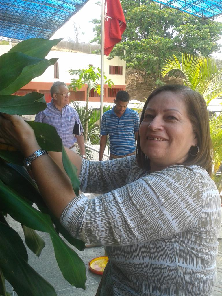 INASS_GSS's tweet photo. Servidores Publicos del #INASS realizaron éste domingo jornada de trabajo voluntario en CSSR #Caricuao @DPresidencia http://t.co/db9mnRWMMa