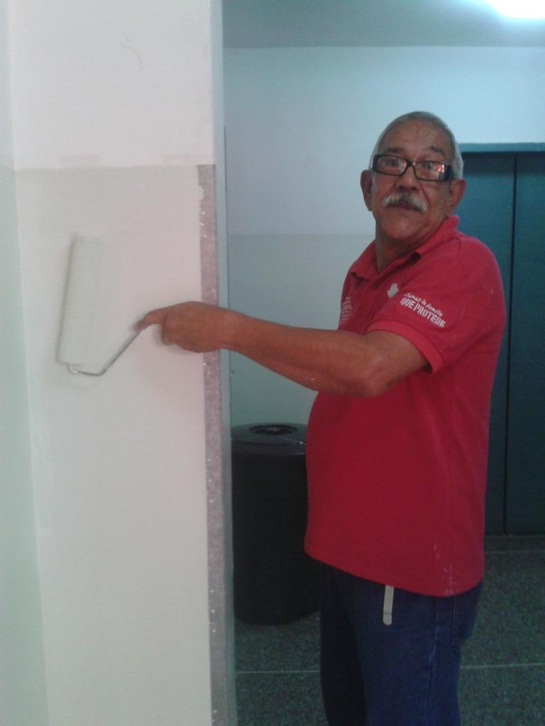 INASS_GSS's tweet photo. Servidores Publicos del #INASS realizaron éste domingo jornada de trabajo voluntario en CSSR #Caricuao @DPresidencia http://t.co/db9mnRWMMa