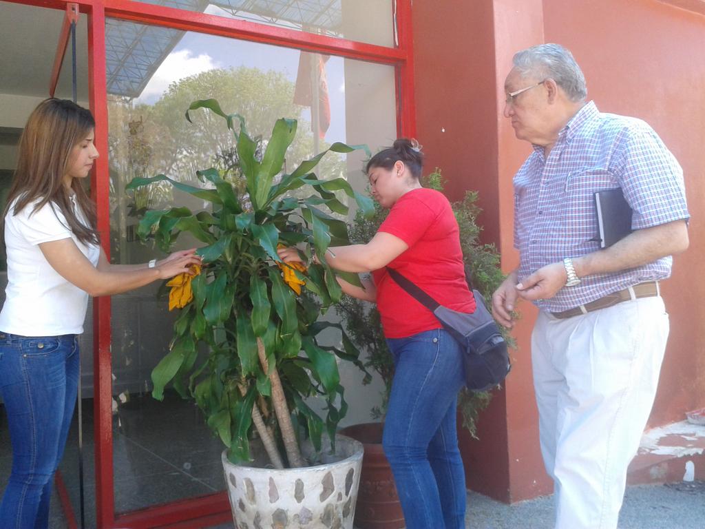 INASS_GSS's tweet photo. Servidores Publicos del #INASS realizaron éste domingo jornada de trabajo voluntario en CSSR #Caricuao @DPresidencia http://t.co/db9mnRWMMa