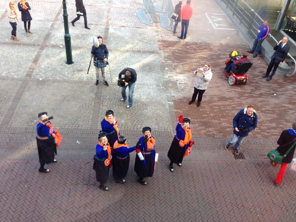 Staphorster oranjefans zwaaien op Schefferplein naar <a href="/JeroenSnel/">Jeroen Snel</a> die uitzending #nporadio1 voorbereidt