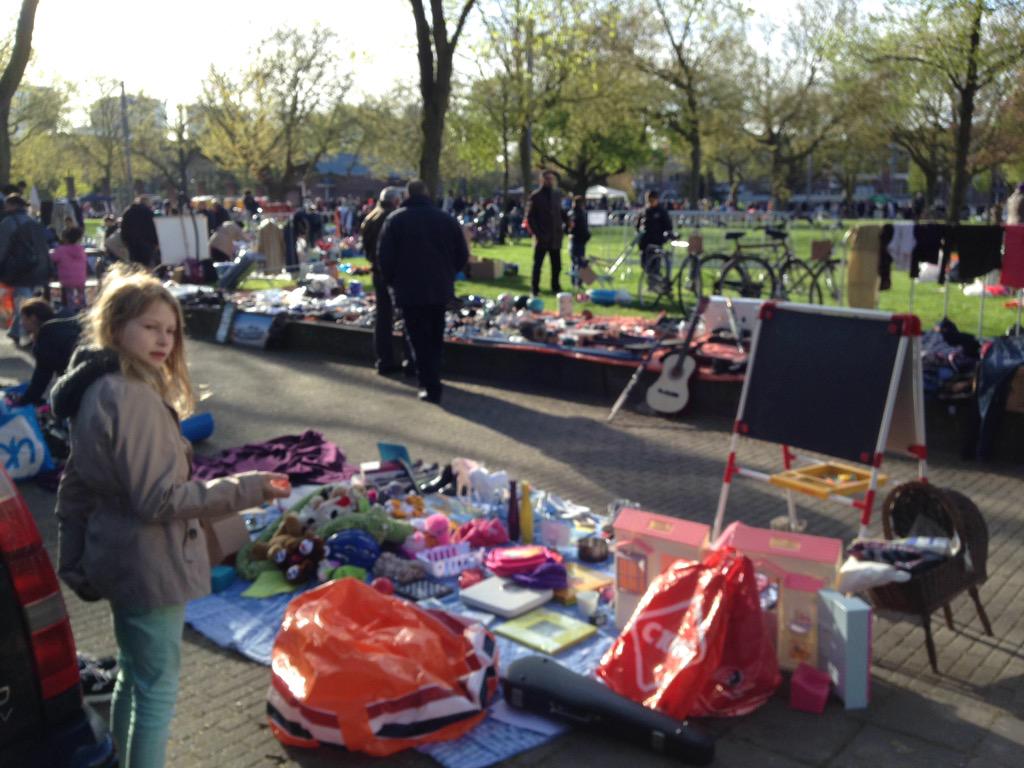 nicovansplunter's tweet photo. Zonovergoten #Koningsdag op heemraadsingel en plezier voor jong en oud! @delfshaven_rdam http://t.co/IgMCa4vcYw