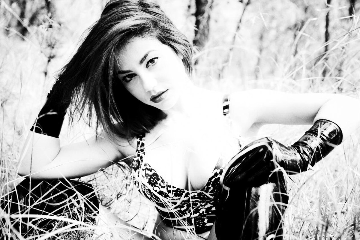 MsEllaKros's tweet photo. Outfit by @WestwardBoundGB 
Gloves by @aun_is_gloves 
Photo by Lior Nordman http://t.co/zLPJiBrvUT