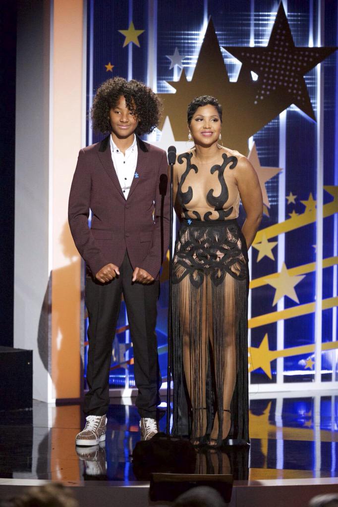 ichris44's tweet image. @tonibraxton &amp;amp; Diezel on stage presenting Autism Speaks #UNCF Scholarship. A very special moment for both Mom &amp;amp; son💙