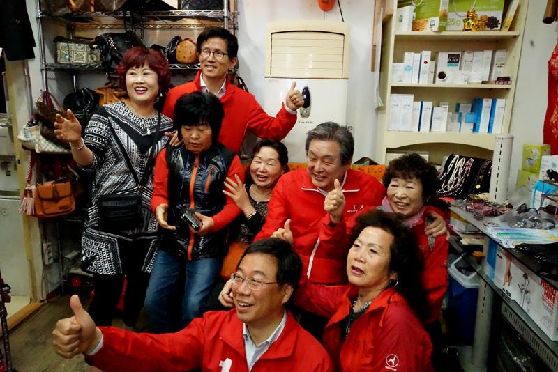newsplus24's tweet photo. 성남시 중원구 신상진후보의 당선을 위한 김무성대표의 밝은 미소 http://t.co/xIdjdnwKfe