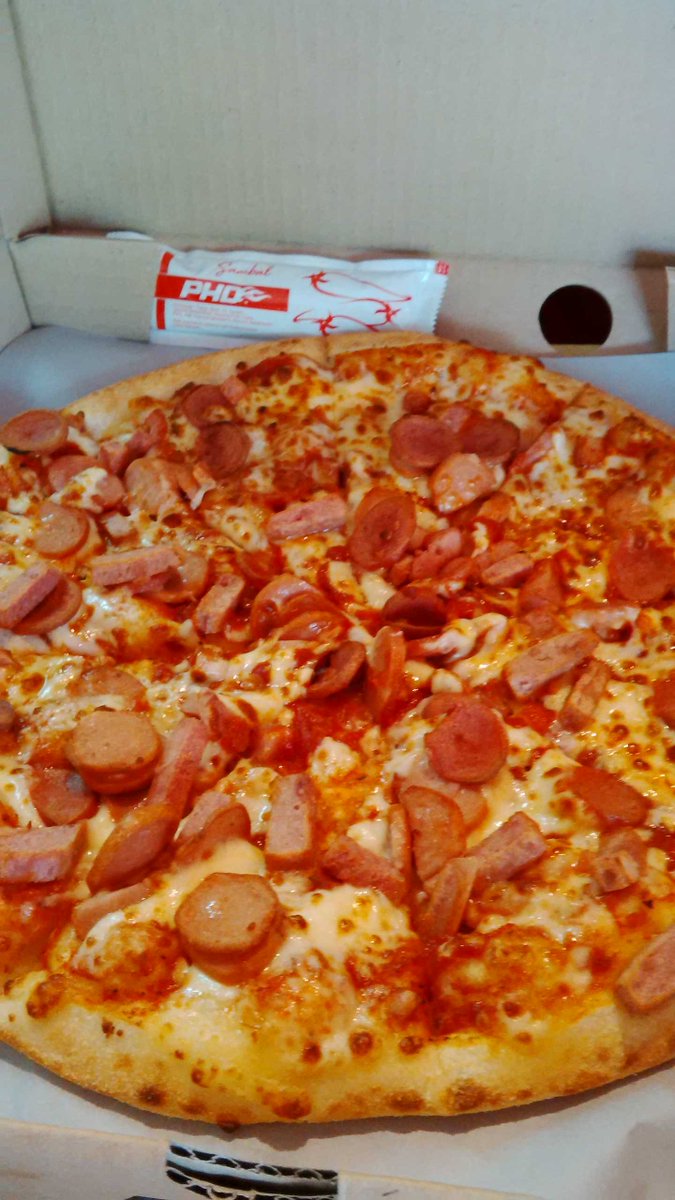 rinanathaniel's tweet photo. Pizza meaty nya yummy....#phd500600 #phdtinbox #phdjmket http://t.co/1BBJGLK5MC