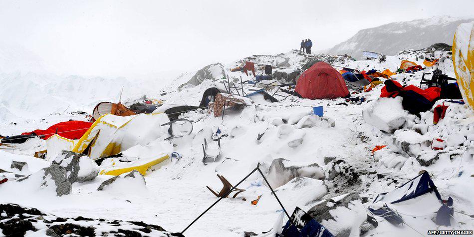Terrifying footage shows moment of #NepalEarthquake avalanche bbc.in/1HKSPDs