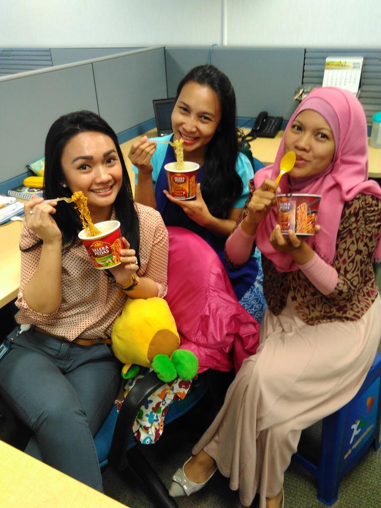 Rame-rame enjoy Mi ABC Cup di kantor tercinta. #sebarkenyang