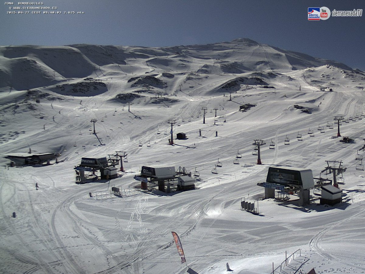 infonieve's tweet photo. Última semana de esquí en la Península! Solo queda abierta @websierranevada y hoy ha recibido una nueva nevada!!! http://t.co/6H1eYONVyy