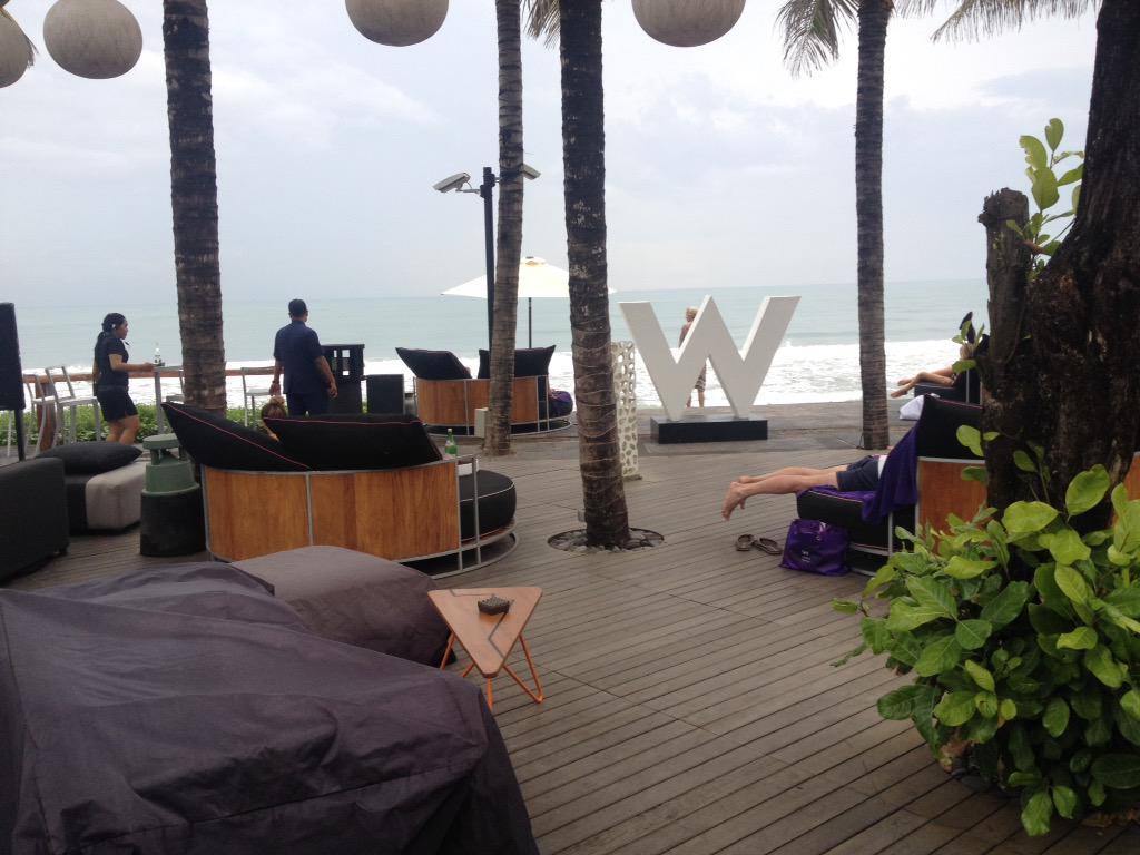 DMASydney's tweet photo. Last drinks waiting for our flight home, just in time for one last Happy Hour #bali #woobar @WHotels http://t.co/EHOPRByOyj