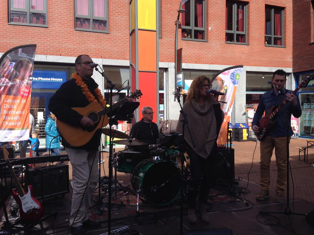 xldeateliers's tweet photo. Het muziekprogramma op het Havenplein is zojuist begonnen met z@nd. Nog tot 1800 uur 15 verschillende bands. http://t.co/Xpin0Bt5Ff