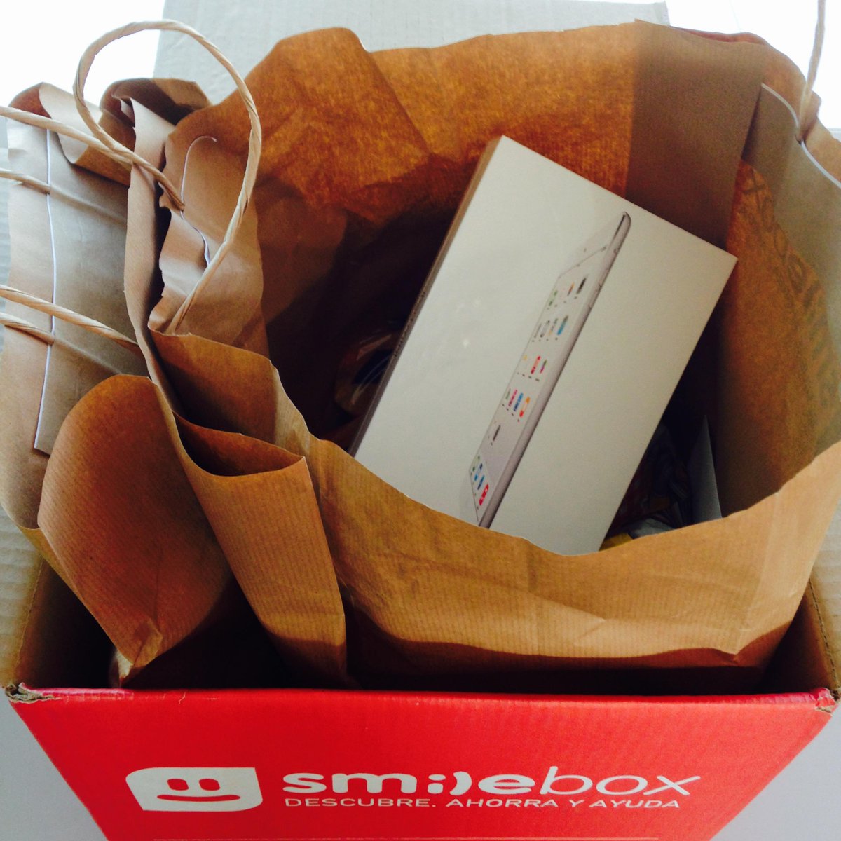 TestaBox's tweet photo. El #iPadMiniSmileBox que sorteamos ya está en la oficina: ¿a qué Smiler le tocará? Participa: http://t.co/cM5jHcD3Lf http://t.co/SsYFWw15zb