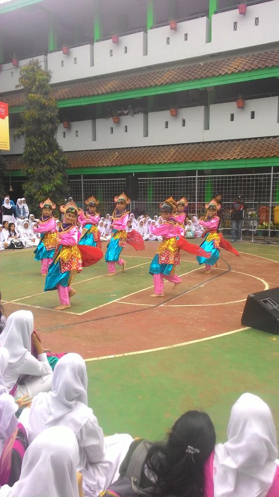 OSIS_SMKN48's tweet photo. Penampilan Tari Tradisional 48 😊 http://t.co/gYKoZKj6pe