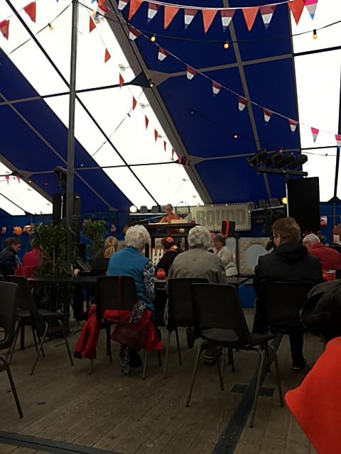 OVMiddenmeer's tweet photo. In de tent bingo met Annemiek ten Have. http://t.co/3JZexQERgN