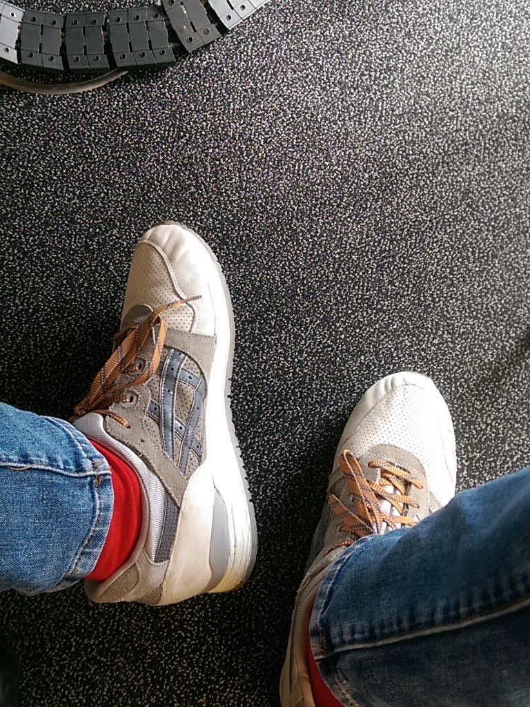 Tobitweetsnow's tweet photo. Rote Socken helfen den Montagskoller zu überwinden. Guten Start in die Woche #tryitonce #RedSox #vonJungfeld http://t.co/0T0vNudsbr