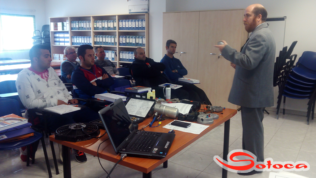 RecambiosSotoca's tweet photo. En @RecambiosSotoca empezamos la semana con un curso de Manipulación de gases #fluorados. #RedDeTalleresMas http://t.co/55McVybyMc