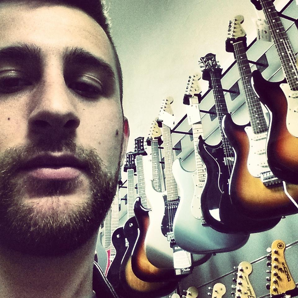 SebastianoR94's tweet photo. @Fender o @gibsonguitar ?? http://t.co/brf7E6SzXW