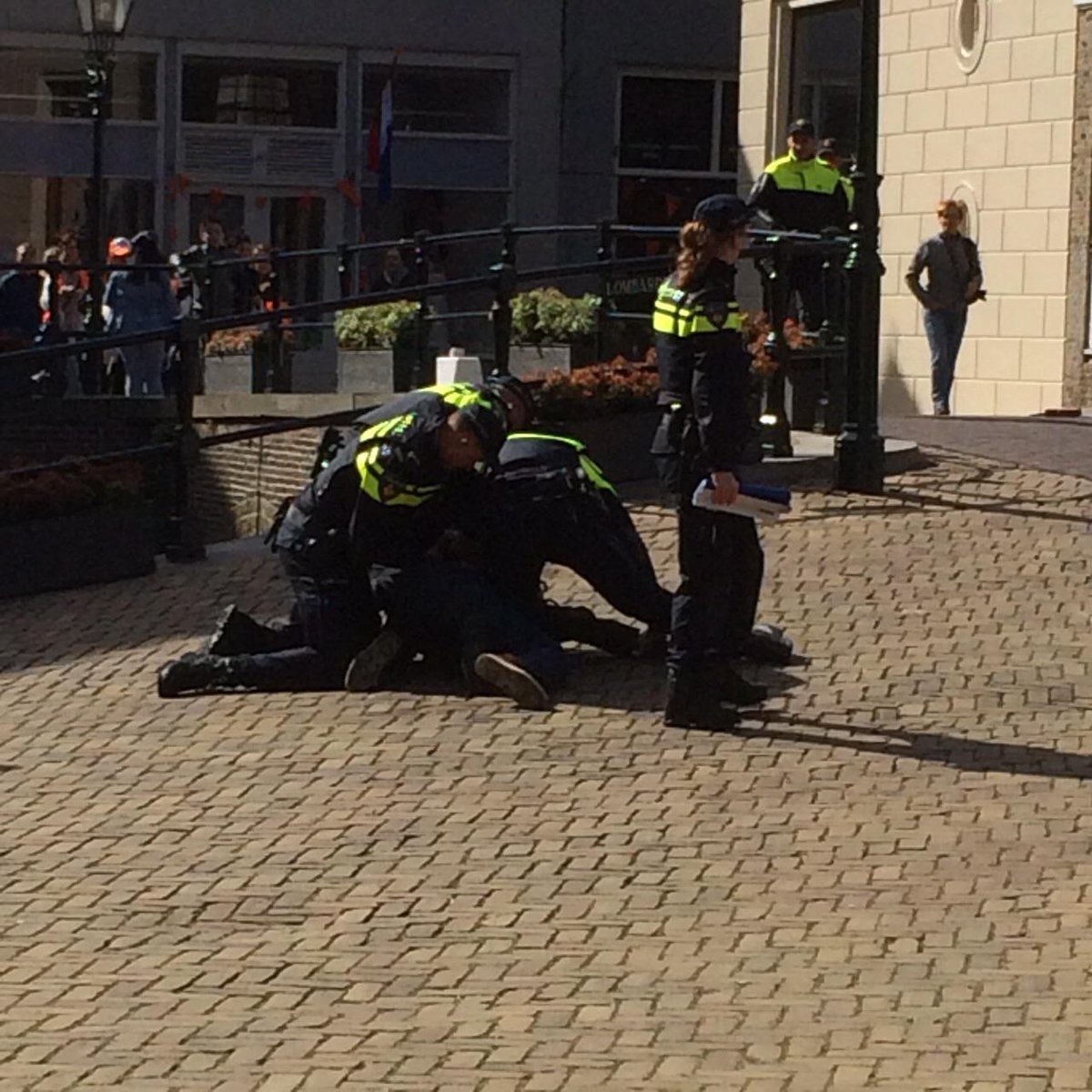 VerwardeMannen's tweet photo. Arrestant bij het stadhuis Dordrecht is verwarde man. Hij beweert de koning te zijn. Man overmeesterd door politie. http://t.co/m9N0Sxsaou