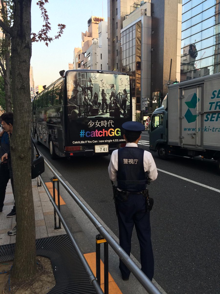 meketen_kpop's tweet photo. 駐車違反の取り締まりを受ける某グループの宣伝車w http://t.co/pz7TlElWQU