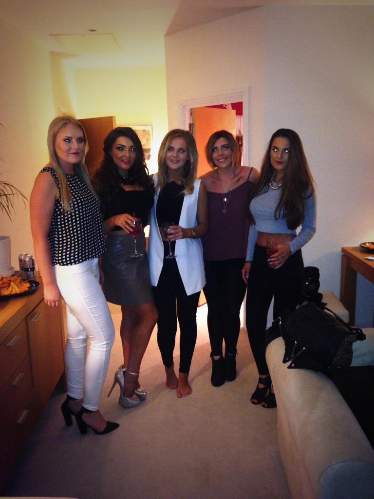 Carla_Jadee's tweet photo. 👯👯👯👯 the chickas http://t.co/SKORGBuz8P