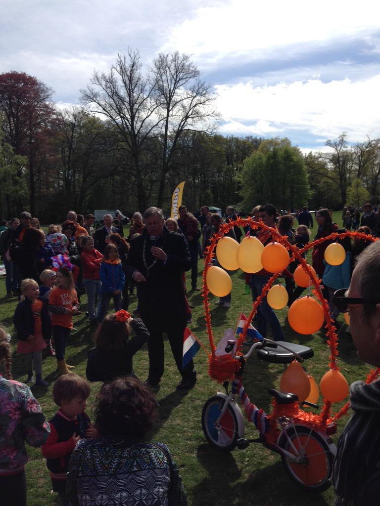 Steffenie_Pape's tweet photo. Ook onze burgemeester @HermanKaiser in park @Angerenstein http://t.co/IrDgqUzV7z