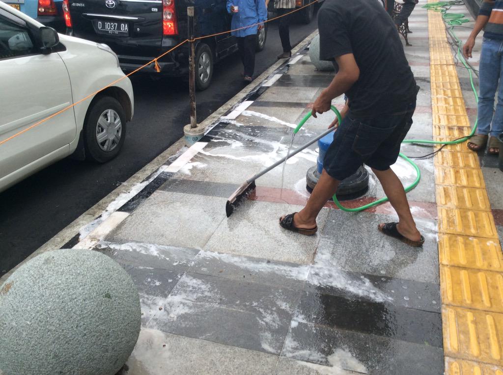 ridwankamil's tweet photo. bunga, bangku, bola, trotoar sdh dirapihkan dan dibersihkan lagi. awas kalo dirusak dan dikotori lagi ya. http://t.co/zw71ICGCV1