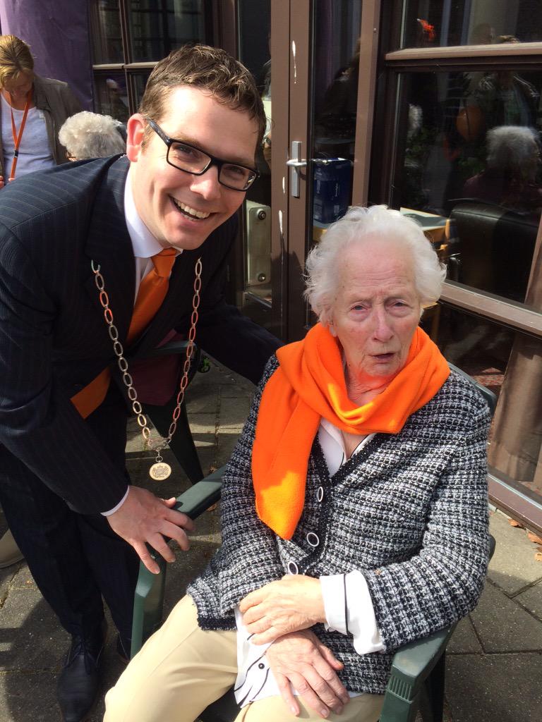 TimmersJan's tweet photo. @gemeentelochem feestelijke aubade Twee prominente gasten. De burgemeester en de prinses van @'t Spijk @Sutfene http://t.co/bnBEqZYams