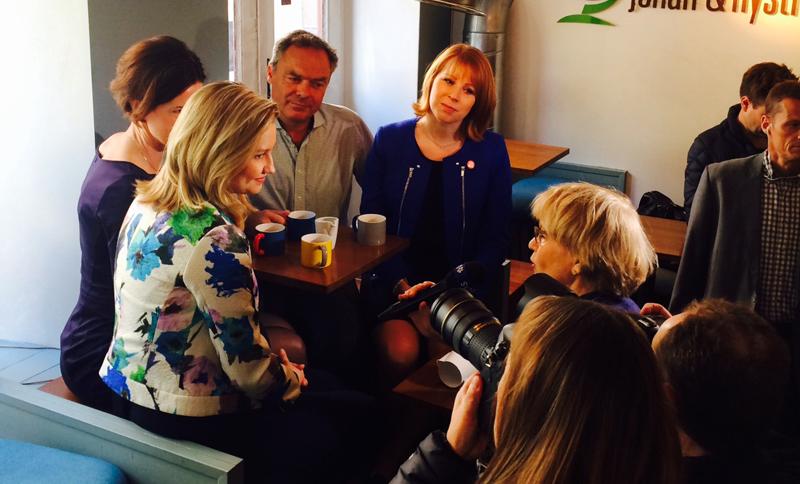 alliansswe's tweet photo. Idag träffades Alliansens nya konstellation för första gången. Tillsammans ska vi utveckla Alliansens politik! #svpol http://t.co/oMDHSmlS6C