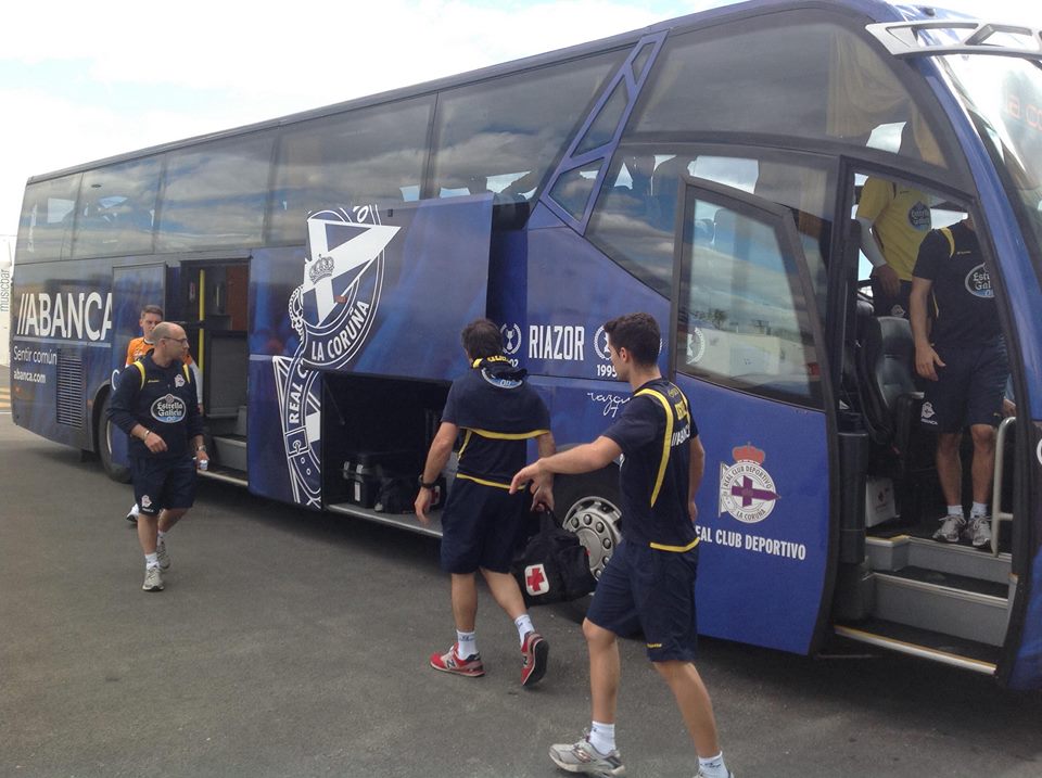 PinatarArenaENG's tweet image. Deportivo de La Coruña arriving @PinatarArena this morning for their 1st training session.