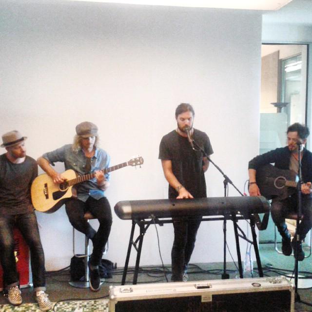 Musik zum Früstück: heute für uns mit dem Akustik-Set der <a href="/SunsetSons/">SUNSET SONS</a> 🎶🎤 #SunsetSons #Backstage