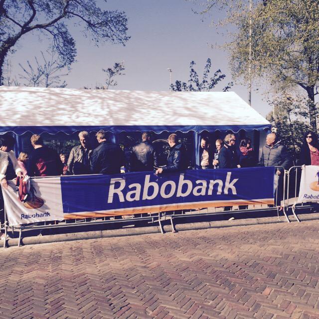 wielerbeilen's tweet photo. Kopgroep heeft stand gehouden!veel publiek bij aan de kant! http://t.co/a1ar7oLKJy