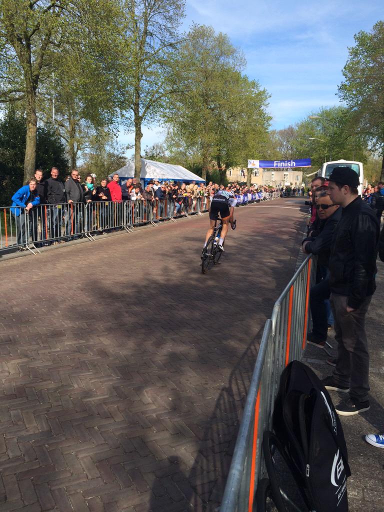wielerbeilen's tweet photo. 8 sec voorsprong voor roy Eefting met nog 1 ronde op het bord http://t.co/BOro6ESctB