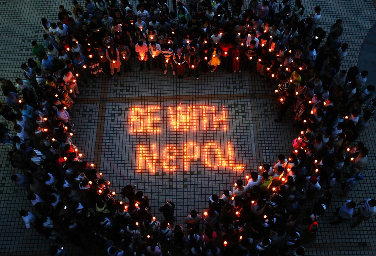 RevistaCromos's tweet photo. #Hoy El mundo se solidariza con #Nepal http://t.co/Nz9Y8O4FYQ http://t.co/XBs22jPWT8