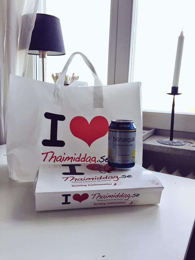 saraohman's tweet photo. Nöjd! 45 min tog det för #thaimiddag vid @onlinepizza ! (30 min innan utlovad tidpunkt)  #hemleverans #ehandel http://t.co/nkYyWNzsLc