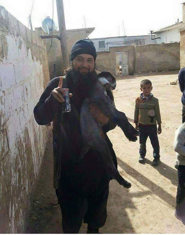 Fotos del policía más terrible del mundo: El yihadista del EI responsable de ejecuciones  CDm76OOWMAAGSY-