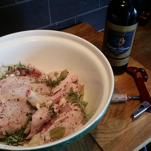 LoggiaGloria's tweet image. InstaPic by belgianbun: Making a start on tomorrow&apos;s dinner.. #polloallacacciatora #chicken #chianti #garlic #rosem…