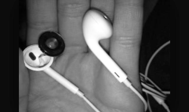 thunderthighhs's tweet photo. broke the home gurls earphones 😏😫  sooooorry jackie http://t.co/UCqHhA6nkl