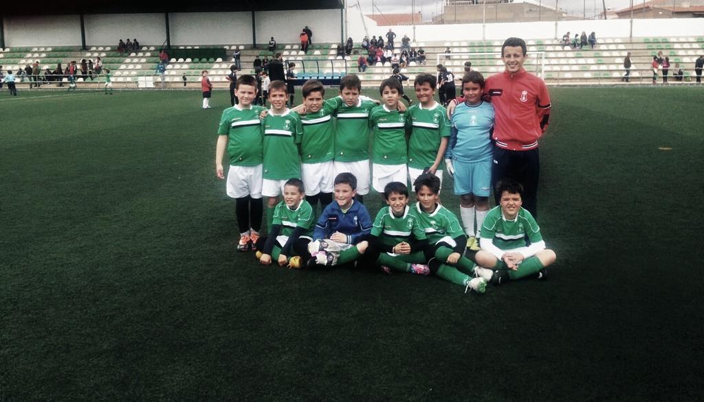 FerVillarejo's tweet photo. Campeones liga comarcal benjamín 14/15 !! http://t.co/8fOvwOrx78
