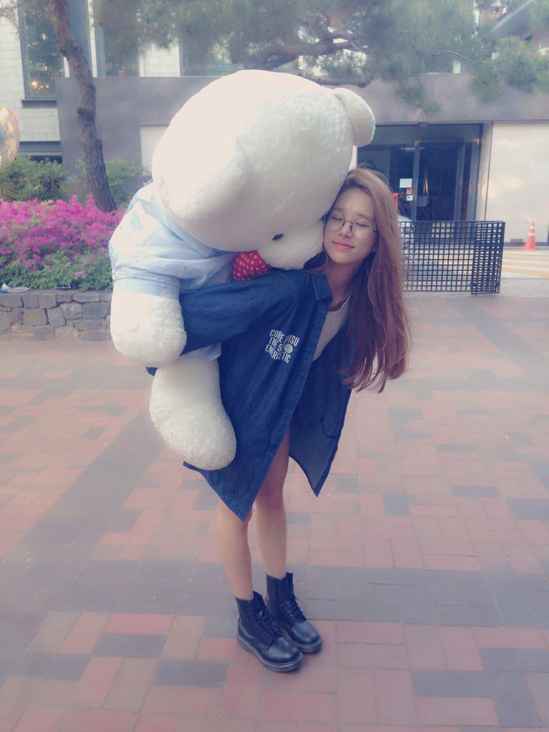 officialLABOUM's tweet photo. [#솔빈 #붐돌이] 계단은 내가 으쌰으쌰 
여러분 붐돌이 엉덩이가 회색으로 보이는 건 착시 입니다. 아마도 😅 http://t.co/trfFeOWUyn