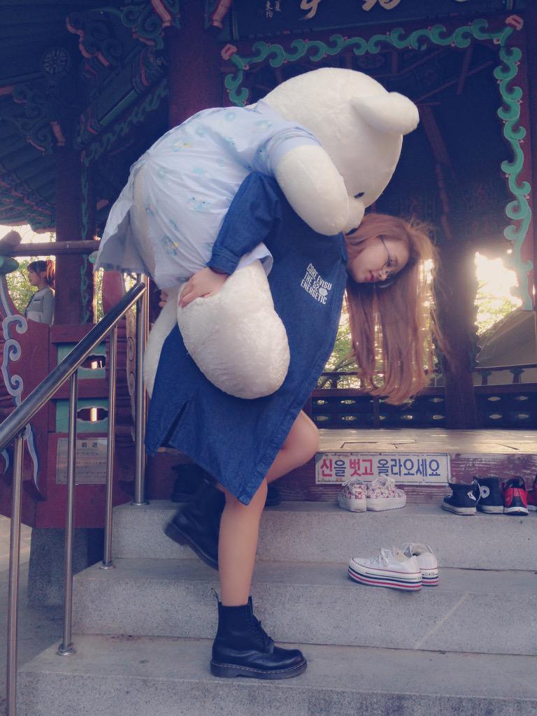 officialLABOUM's tweet photo. [#솔빈 #붐돌이] 계단은 내가 으쌰으쌰 
여러분 붐돌이 엉덩이가 회색으로 보이는 건 착시 입니다. 아마도 😅 http://t.co/trfFeOWUyn